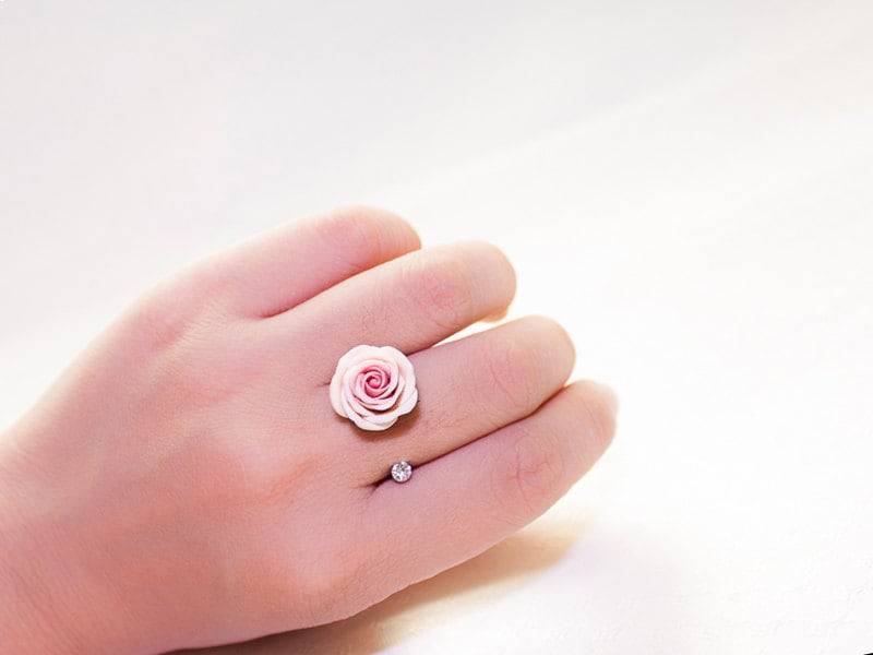 Polymer Clay Rosa Rose Ring, Blumen Winzigen Weichen Ring Gemacht, Cocktailring Polymer Clay Rosa Rose Ring, Blumen Winzigen Weichen Ring Gemacht, Cocktailring von Joyloveclay