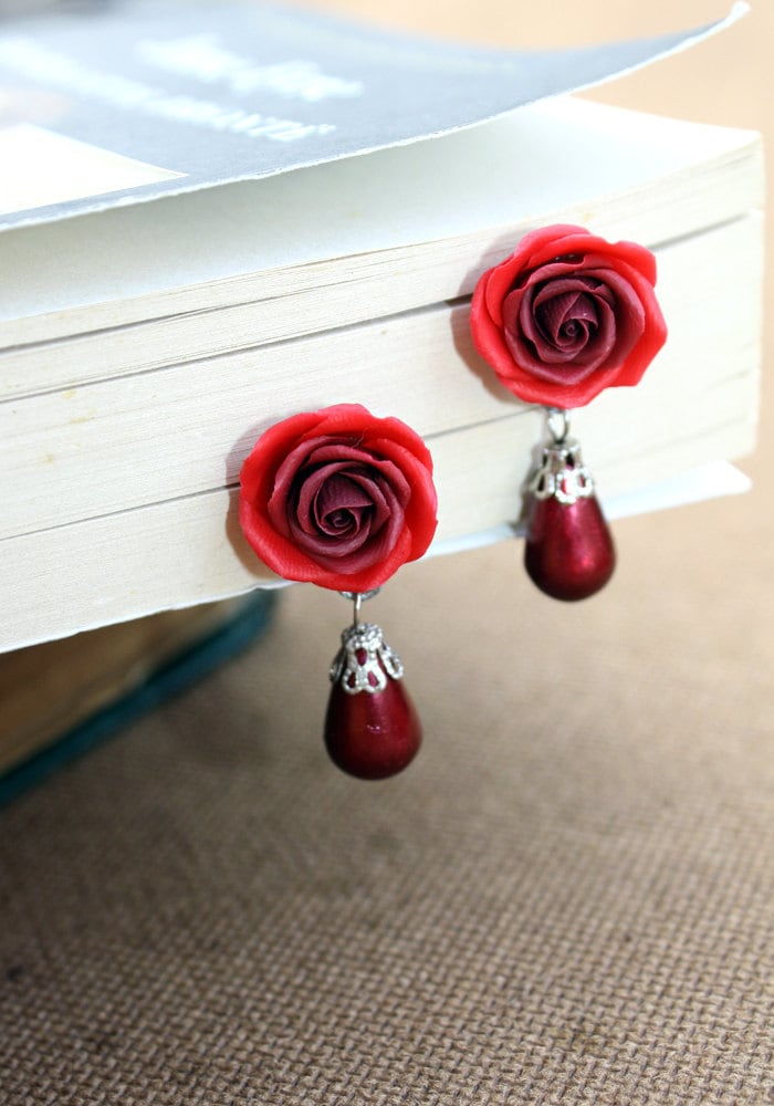 Rote Rose Ohrringe, Polymer Clay Handgefertigt Rote Rose Ohrringe, Polymer Clay Handgefertigt von Joyloveclay