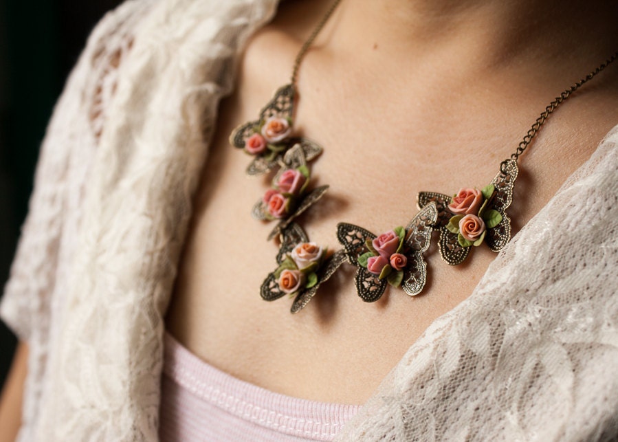 Schmetterling Und Rose Halskette, Polymer Clay Handgefertigte Blume Schmetterling Und Rose Halskette, Polymer Clay Handgefertigte Blume von Joyloveclay