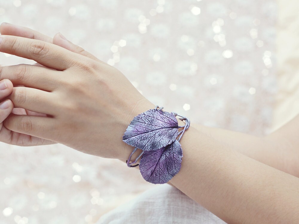 Violette Silberne Blattmanschette, Blattarmband Aus Polymer Clay Violette Silberne Blattmanschette, Blattarmband Aus Polymer Clay von Joyloveclay