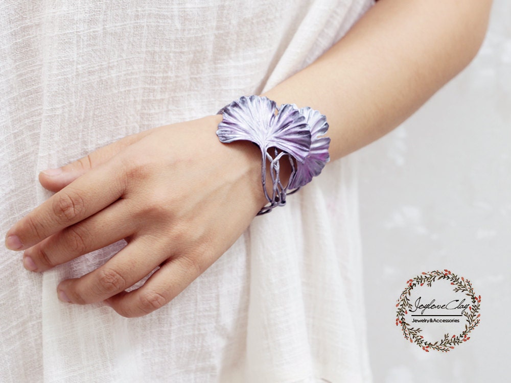 Violettes Silbernes Ginkgoblatt Armband, Armreif Aus Polymer Clay Violettes Silbernes Ginkgoblatt Armband, Armreif Aus Polymer Clay von Joyloveclay