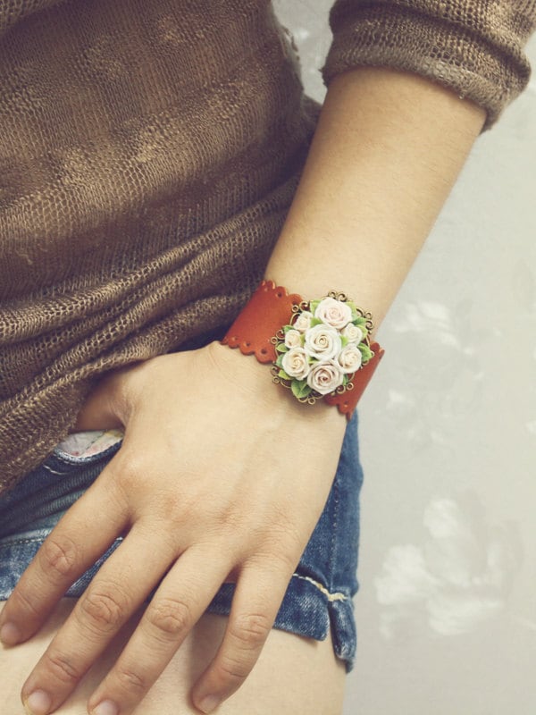 Weißes Polymer Clay Rosen Armband, Leder Blumen Vintage Armband Weißes Polymer Clay Rosen Armband, Leder Blumen Vintage Armband von Joyloveclay