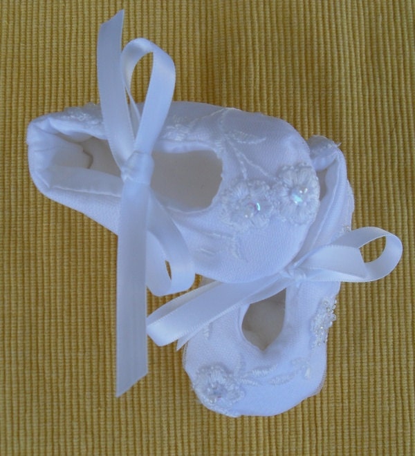 Baby Mädchen Weiße Spitze Verschönert Schuhe Zur Taufe, Taufe Oder Segen von Joysheartcreations