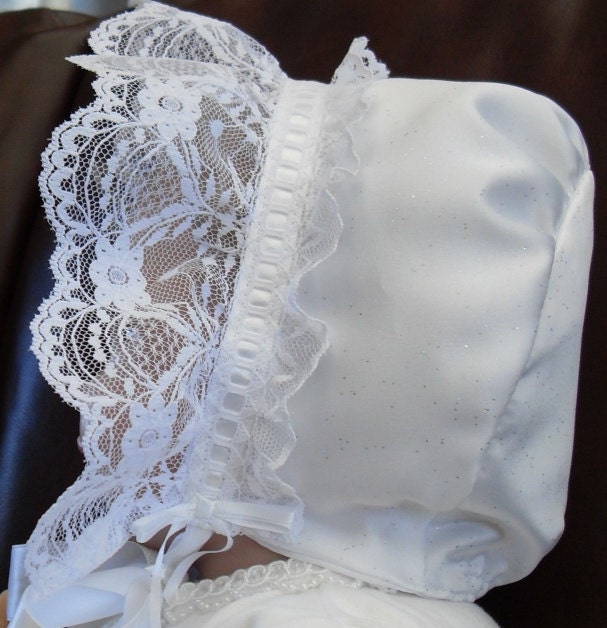 Baby Mütze Mit Spitze Ums Gesicht von Joysheartcreations