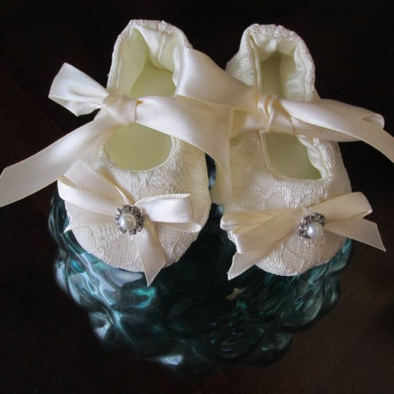 Babyschuhe Aus Weißem Satin Und Spitze Mit Satinband Bling On Toe von Joysheartcreations