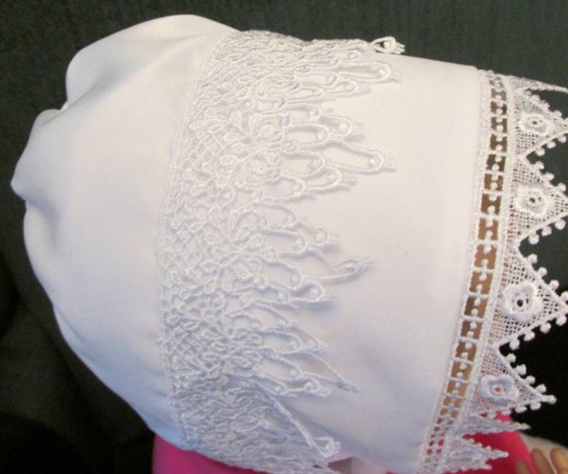 Satin Baby Mütze Mit Zwei Verschiedenen Schnürsenkeln von Joysheartcreations