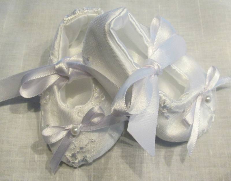 Satin Und Spitze Baby Mädchen Schuhe von Joysheartcreations