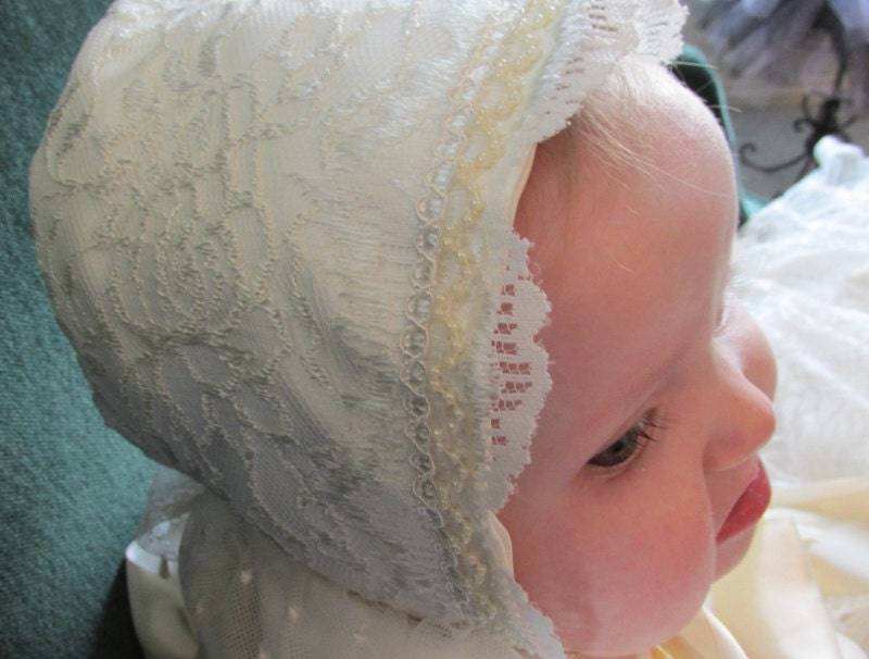 Spitze Decke Satin Baby Mütze von Joysheartcreations