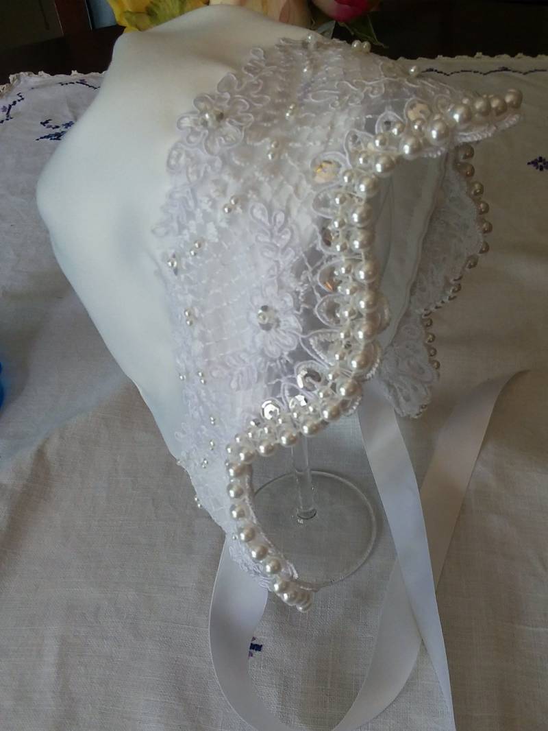 Weißes Elegantes Satin Und Spitze Baby Mütze Mit Handgenähten Doppelreihigen Perlen von Joysheartcreations