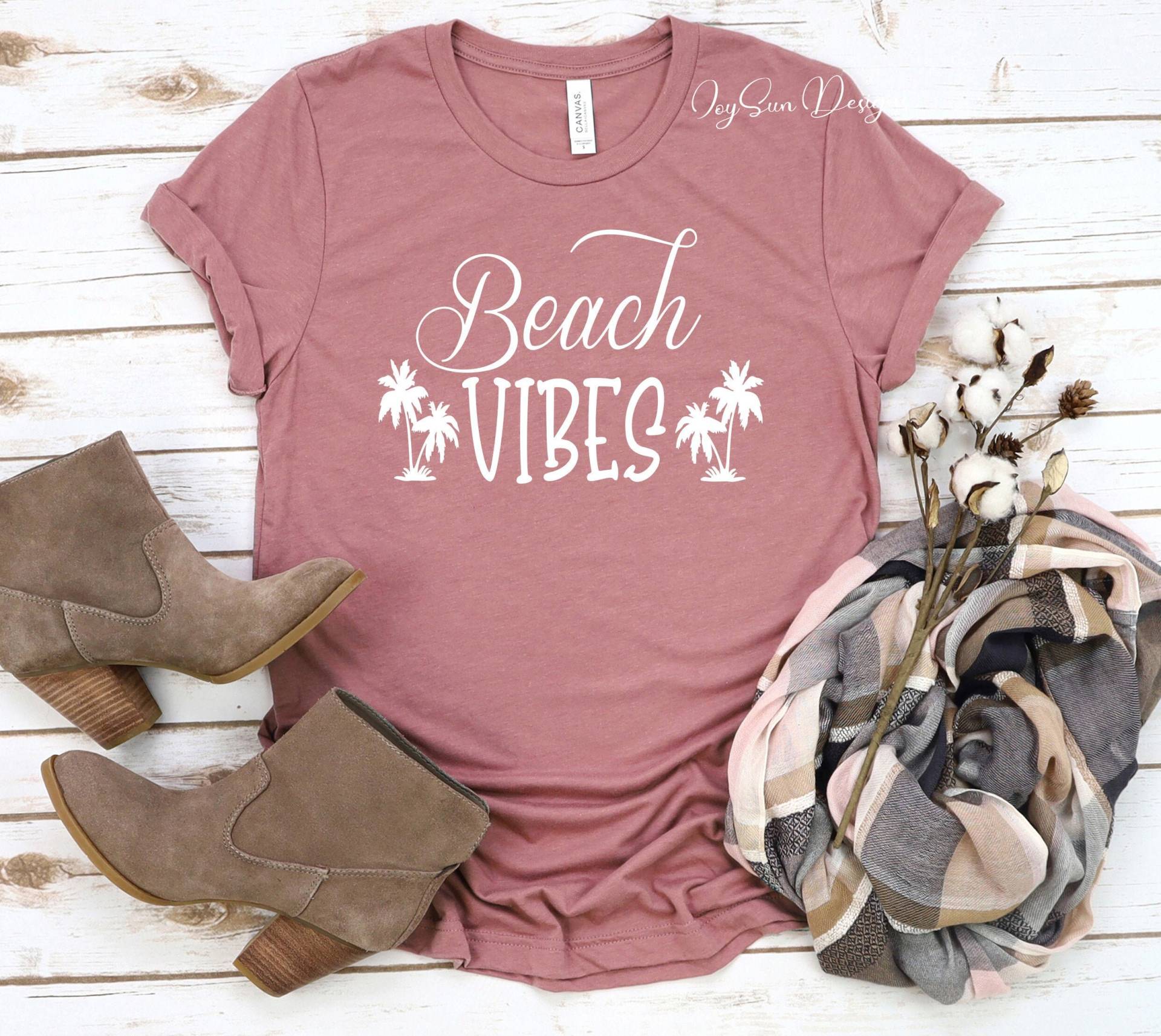 Beach Vibes Shirt, Strand T-Shirt, Sommer Geschenk, Lustiger Sommer, Natur Liebhaber, Hallo Damen T-Shirt von JoysunDesigns