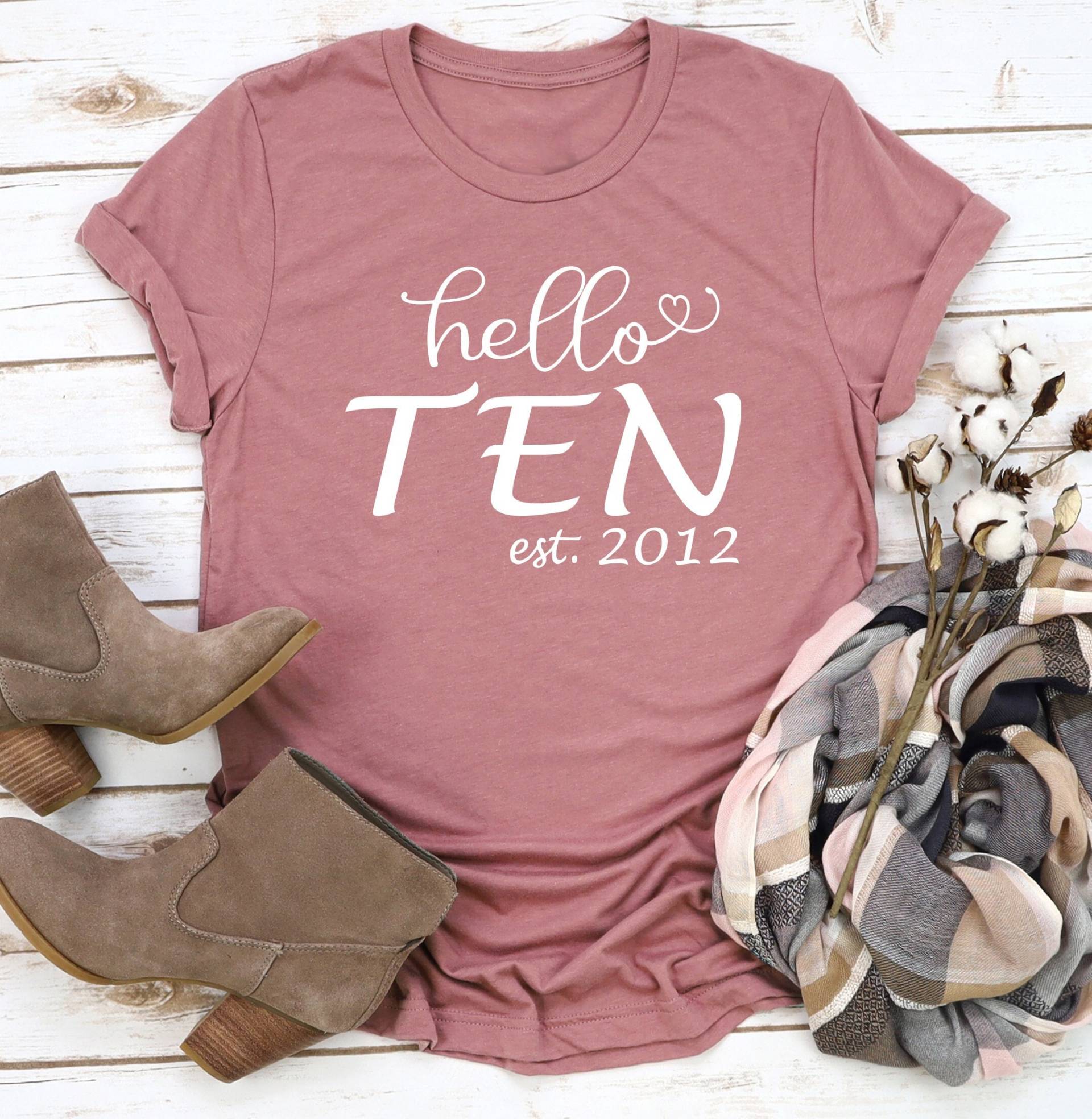 Hello Ten Shirt, 10. Geburtstag Benutzerdefinierte Mädchen Tag Hallo 10 T-Shirt, Geburtstagsgeschenk Shirt von JoysunDesigns