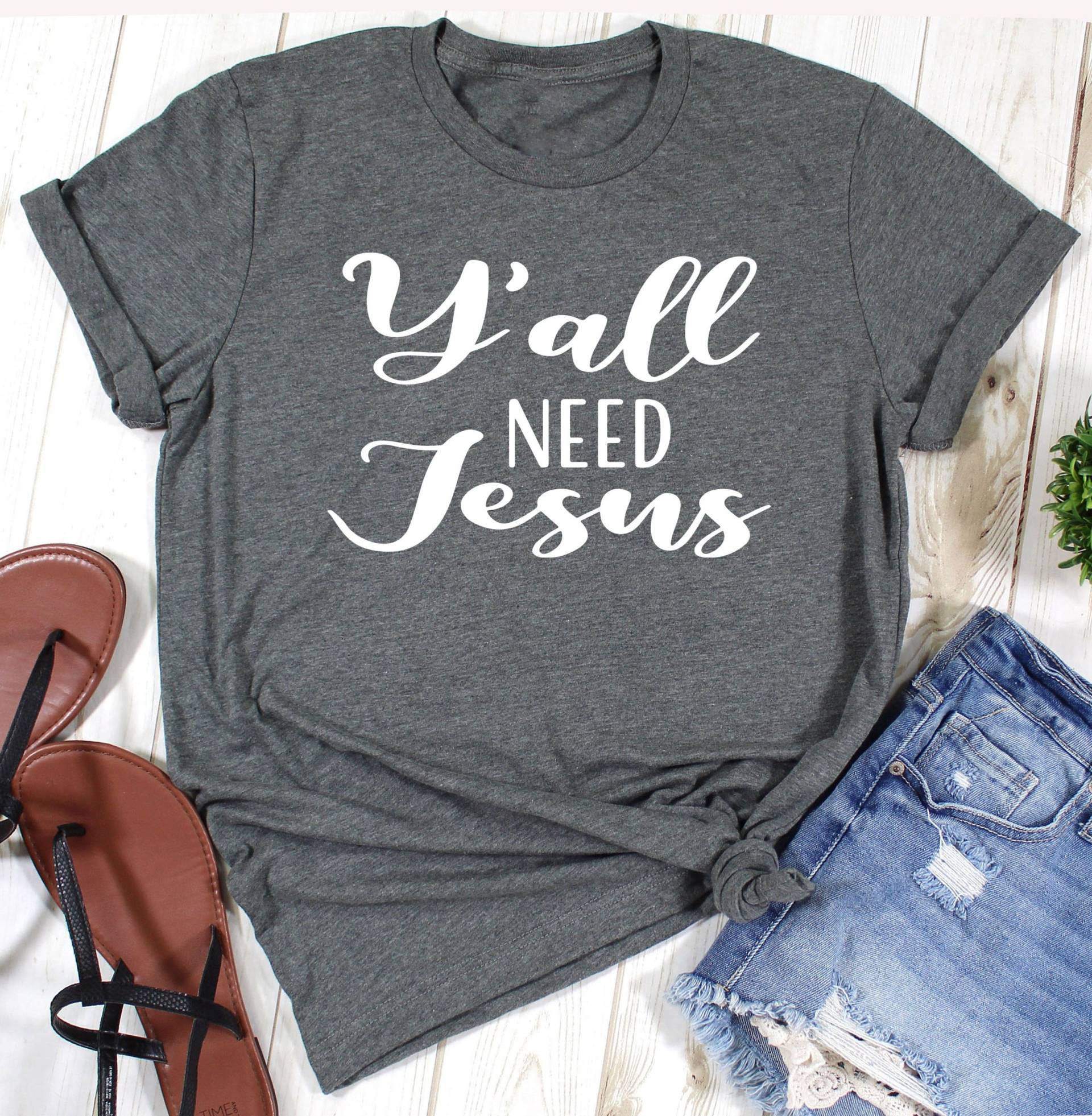 Sie Brauchen Alle Jesus Shirt, Christliches T-Shirt, Lustiges Damen Geschenk Für Sie, Religiöses T-Shirt von JoysunDesigns