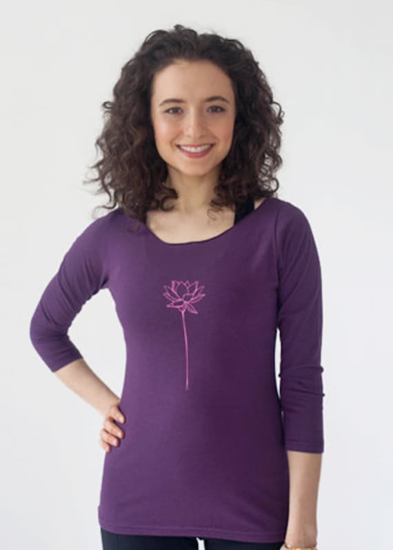 Lotus Flower Tshirt, Drei Viertel Ärmel, T-Shirt Mit U-Boot-Ausschnitt, Handsiebdruck Lotus Flower Tshirt, Drei Viertel Ärmel, T-Shirt Mit U-Boot-Ausschnitt, Handsiebdruck von Jqlovesu