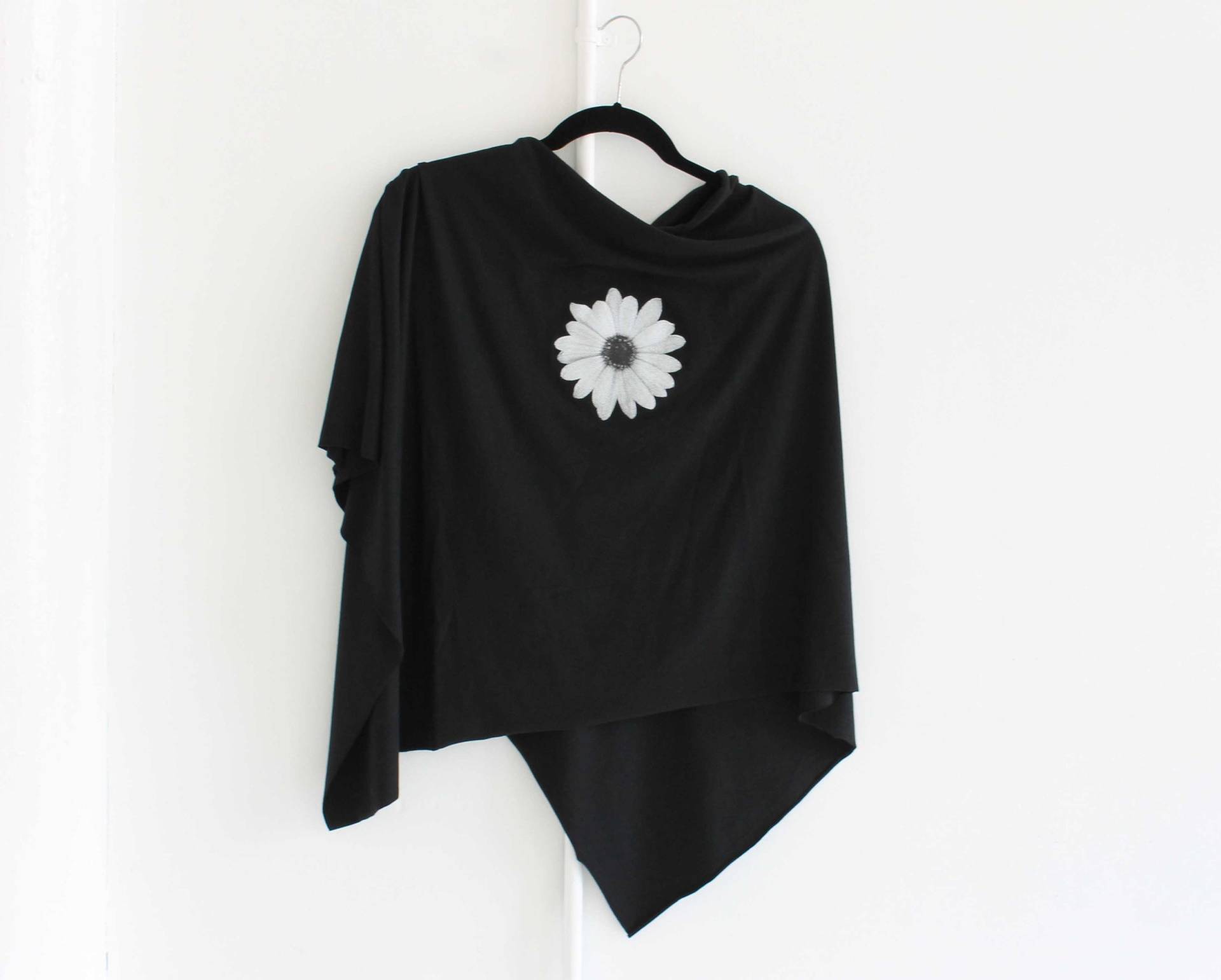 Schwarze Ponchos Für Frauen, Daisy Poncho, Baumwoll Poncho Schal, Coverup, Hand Siebdruck, Einheitsgröße, Geschenkideen Schwarze Ponchos Für Frauen, Daisy Poncho, Baumwoll Poncho Schal, Coverup, Hand Siebdruck, Einheitsgröße, Geschenkideen von Jqlovesu