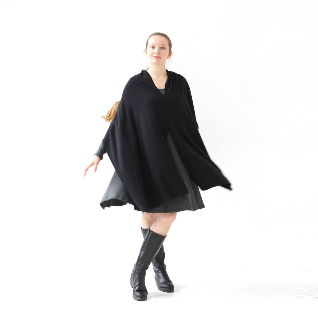 Vielseitiger Schwarzer Poncho Schal, Hergestellt Mit Bambus Viskose Stoff Vielseitiger Schwarzer Poncho Schal, Hergestellt Mit Bambus Viskose Stoff von Jqlovesu