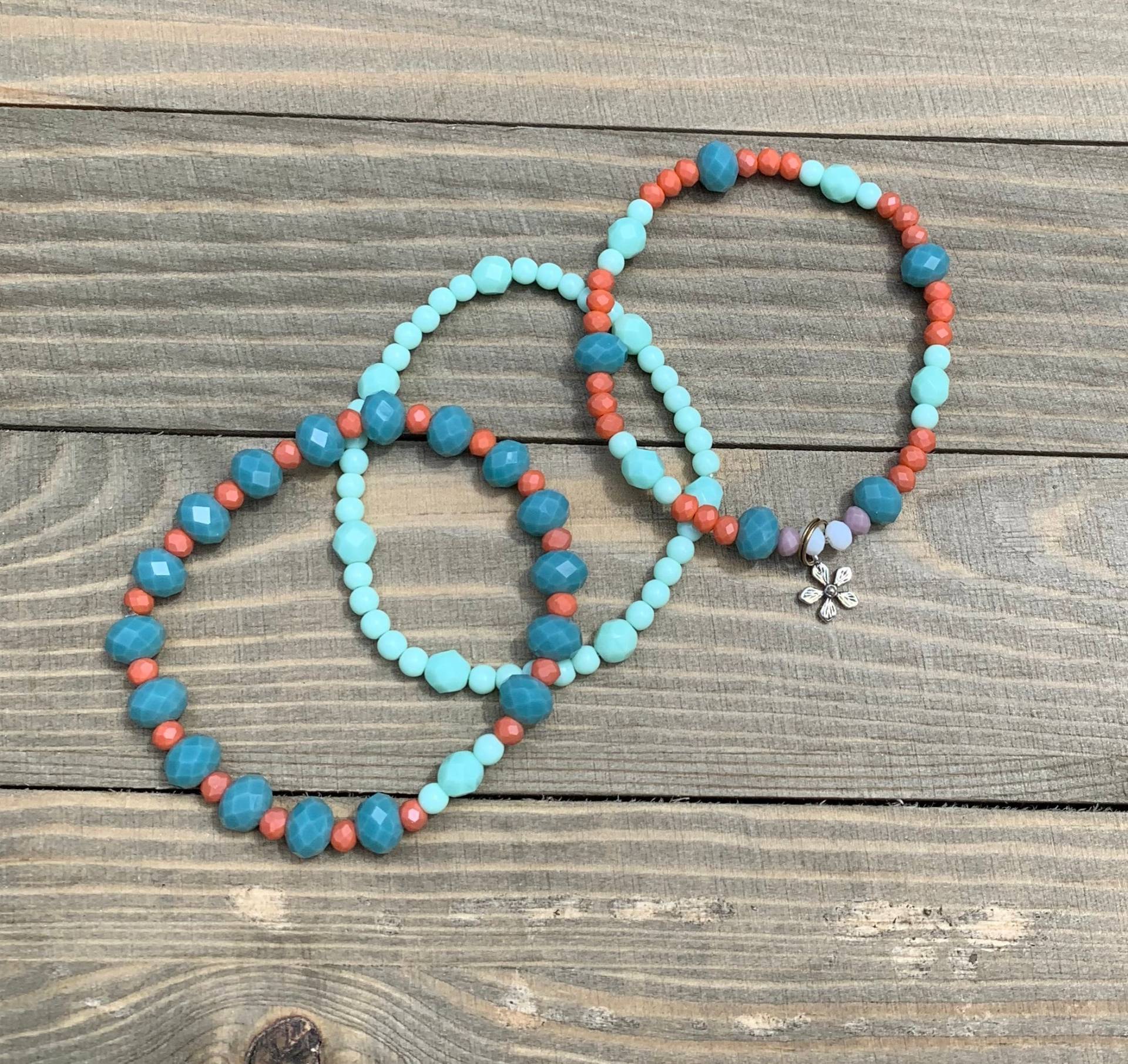 Bunte Perlen Stapel Armbänder Mit Sterling Silber Blumen Anhänger | Optional, Um Charme Anzupassen von JsColorfulCreations