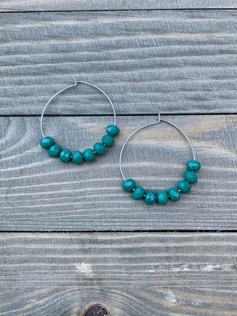 Grüne Creolen Ohrringe - Gefädelt Auf Silber Creolen, 35mm. Farbe Nach Wahl Grün Größere Perle Ist Army Green, Kleinere Kelly Green von JsColorfulCreations