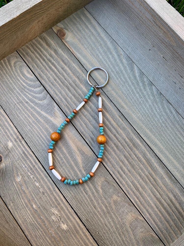 Perlen Schlüsselanhänger Armband - Wunderschöner Mit Türkis, Holz Und Weiß/Creme Knochenperlen von JsColorfulCreations