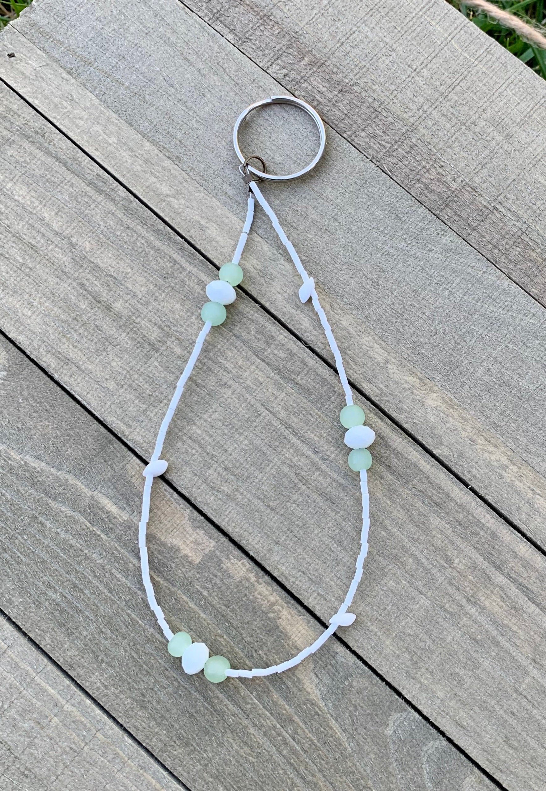 Perlen-Schlüsselanhänger - Weißer Perlen-Schlüsselanhänger, Verschiedene Texturen Und Größen, Enthält Weiße Kristallperlen, Knochenperlen Jadeperlen von JsColorfulCreations