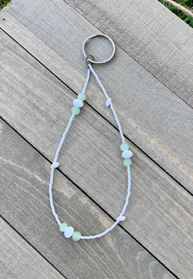 Perlen-Schlüsselanhänger - Weißer Perlen-Schlüsselanhänger, Verschiedene Texturen Und Größen, Enthält Weiße Kristallperlen, Knochenperlen Jadeperlen von JsColorfulCreations