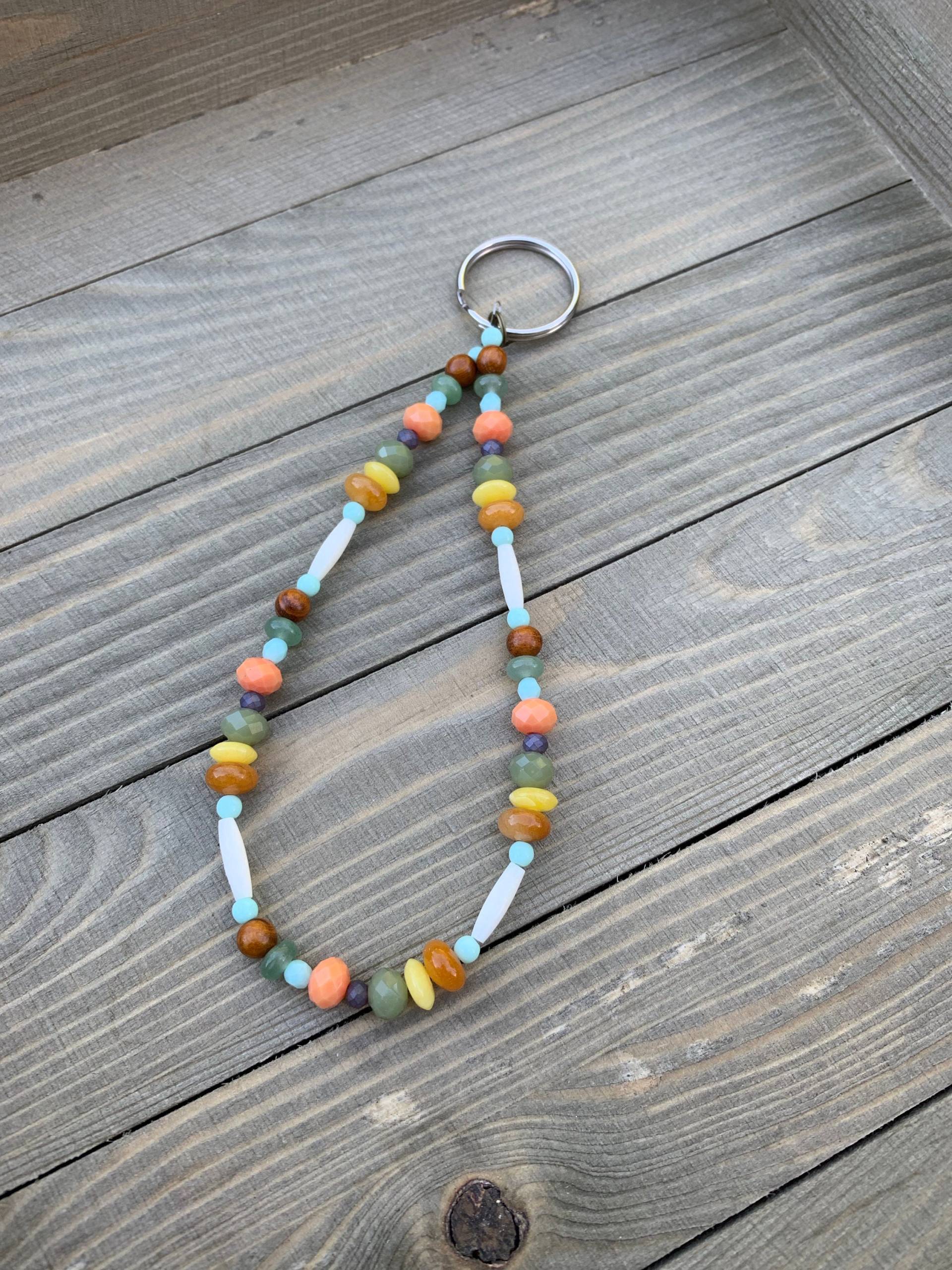 Schlüsselanhänger Armband - Einzigartig Mit Goldenen Und Grünen Jadeperlen, Holzperlen, Kristallperlen Speziellen Langen Weißen Knochenperlen von JsColorfulCreations