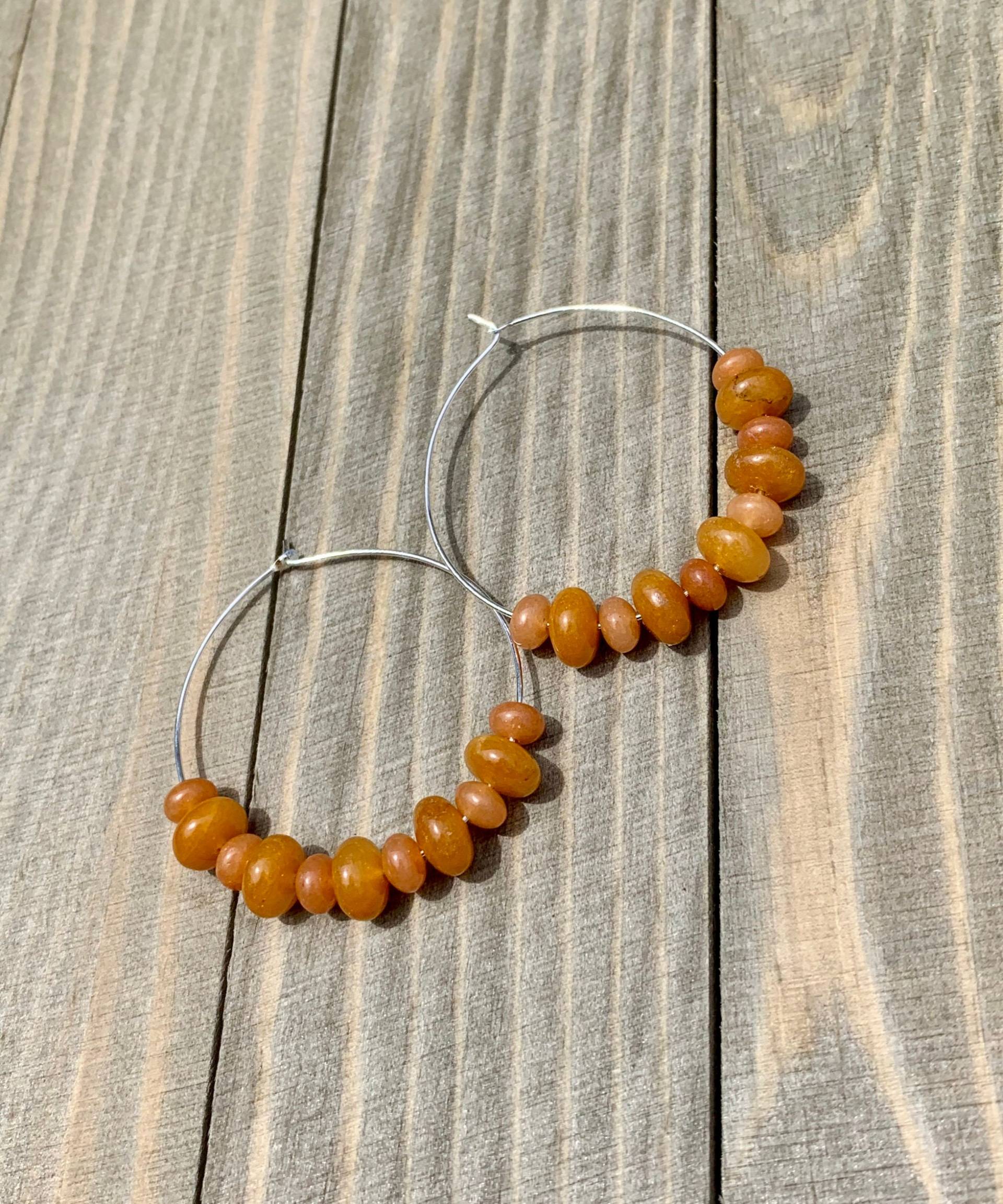 Silberne Creolen Ohrringe Mit Goldenen Jadeperlen - 40mm von JsColorfulCreations