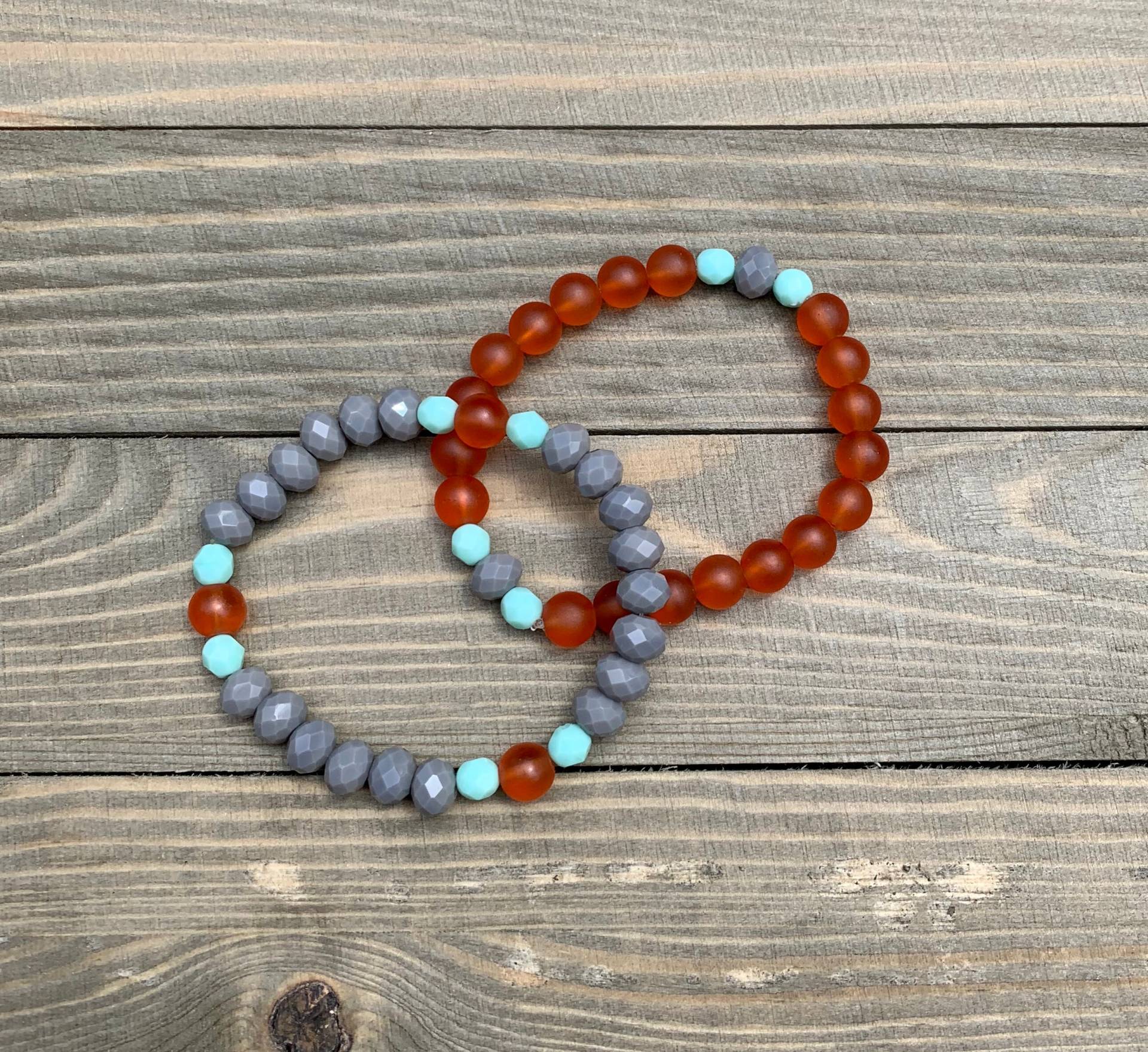 stapeln Perlen Armbänder. Graues Kristallperlenarmband Mit Orangen Und Aquablauen Akzenten & Orangefarbenes Armband Aquamarinen Grauen von JsColorfulCreations