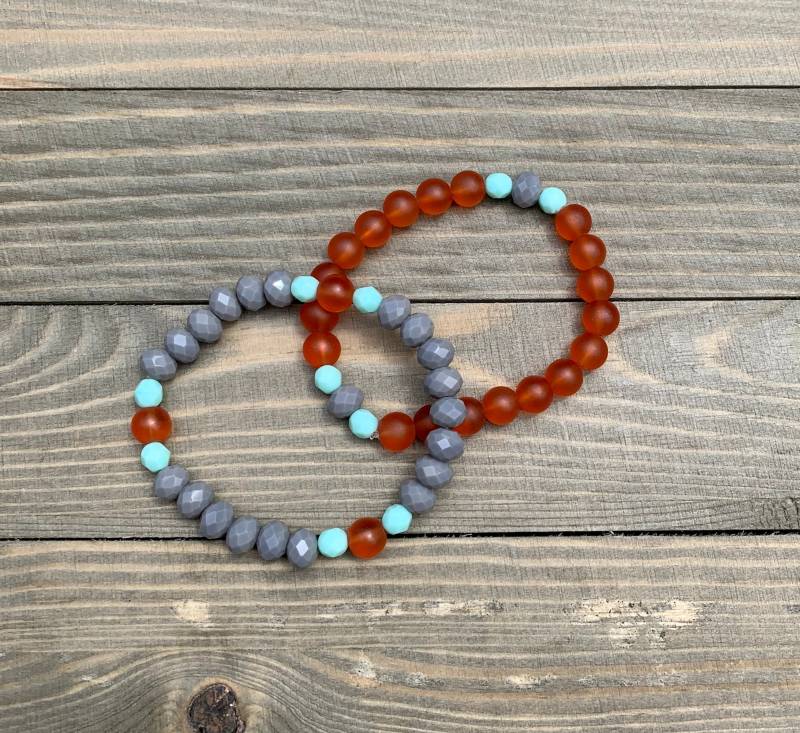 stapeln Perlen Armbänder. Graues Kristallperlenarmband Mit Orangen Und Aquablauen Akzenten & Orangefarbenes Armband Aquamarinen Grauen von JsColorfulCreations
