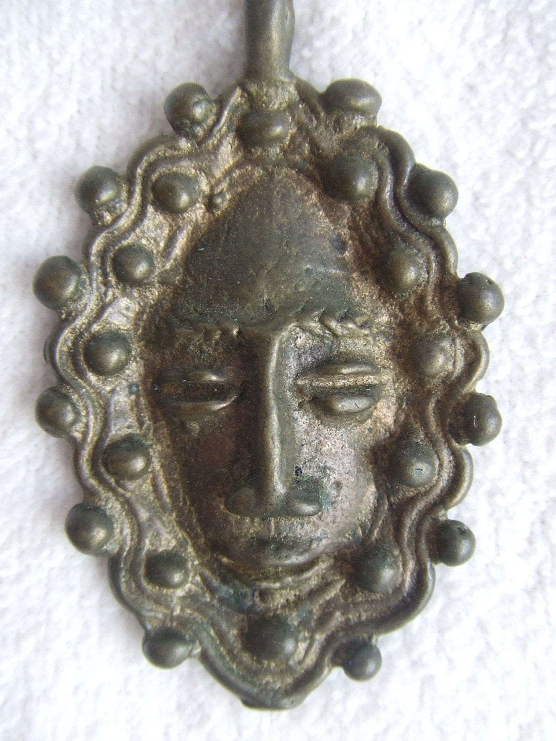 Mid Century Bronze Repouse Relief Chunky 2 3/4" Retro Vintage Gesicht Halskette Anhänger Mid Century Bronze Repouse Relief Chunky 2 3/4" Retro Vintage Gesicht Halskette Anhänger von JsJewelryandStuff