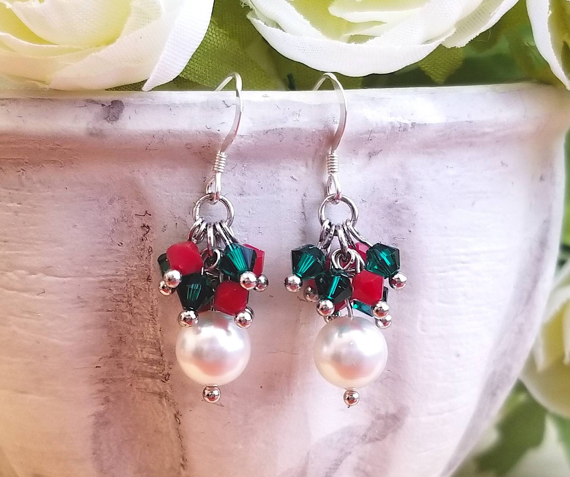 Weihnachten Cluster Kaskaden Perlen Silber Ohrringe~Swarovski Elements~Grün~Smaragd~Creme Weihnachten Cluster Kaskaden Perlen Silber Ohrringe~Swarovski Elements~Grün~Smaragd~Creme von JsVibrantCreations
