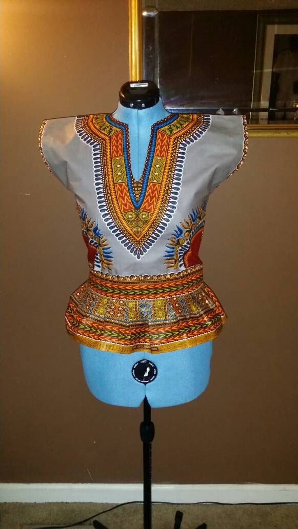 Graues African Dashiki Print Top Mit Schößchen Graues African Dashiki Print Top Mit Schößchen von JsuisDesigns