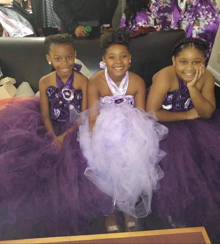 Satin Blume Und Tüll Neckholder Tütü Kleid Satin Blume Und Tüll Neckholder Tütü Kleid von JsuisDesigns