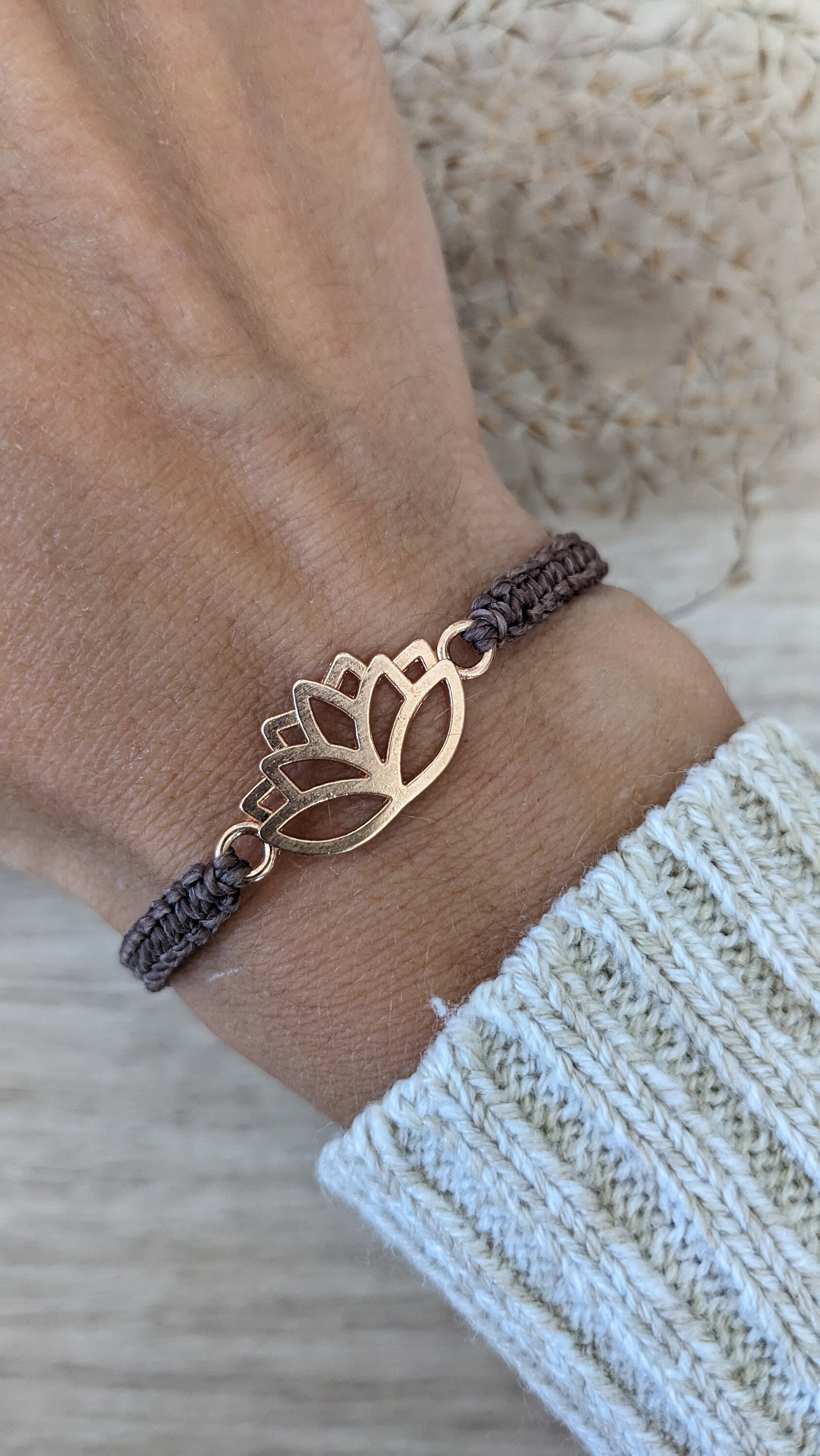 Makramee-Armband Lotusblüte/Lotus-Armband Yoga-Armband Makramee Armband Lotusblume Boho Gold/Silber/Roségold Makramee-Armband Lotusblüte/Lotus-Armband Yoga-Armband Makramee Armband Lotusblume Boho Gold/Silber/Roségold von JuDIYs