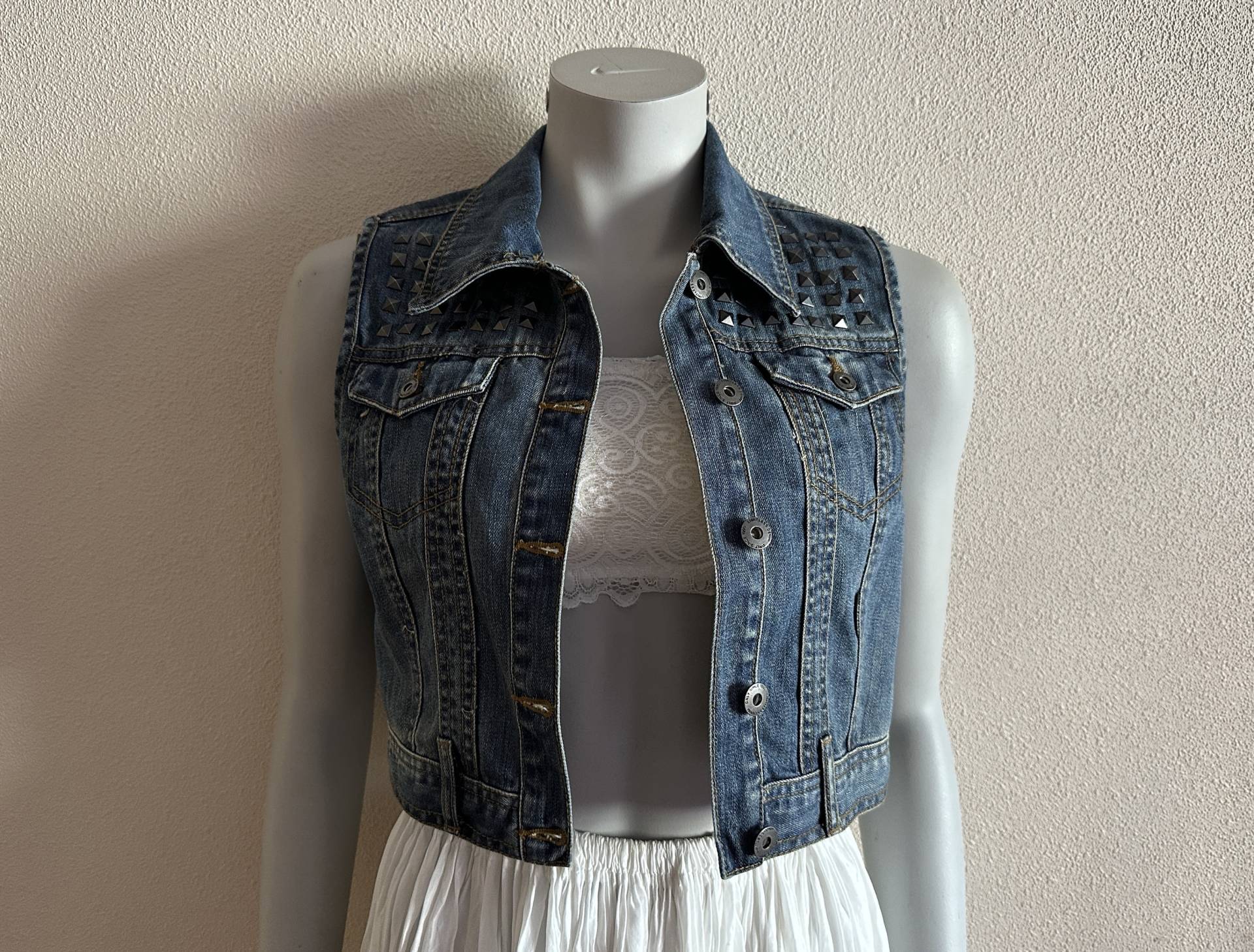 Damen Weste Jeansweste Blaue Ausgestattet Jeans Metallknöpfe Country Western Boho Ärmellose Jeansjacke Mittlere Größe Damen Weste Jeansweste Blaue Ausgestattet Jeans Metallknöpfe Country Western Boho Ärmellose Jeansjacke Mittlere Größe von JuJuVintageFinds