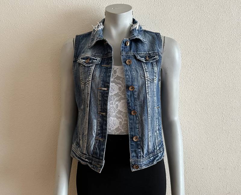 Damen Weste Jeansweste Blaue Jeans Metallknöpfe Country Western Boho Ärmellose Jeansjacke von JuJuVintageFinds