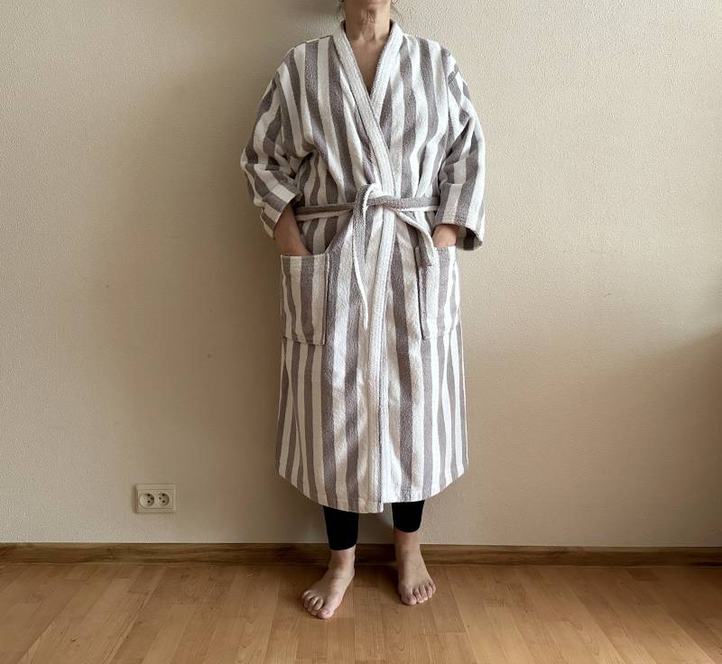 Marimekko Bademantel Vintage Morgenmantel Frottee Weiß Grau Gestreift Nachtmantel Langarm von JuJuVintageFinds