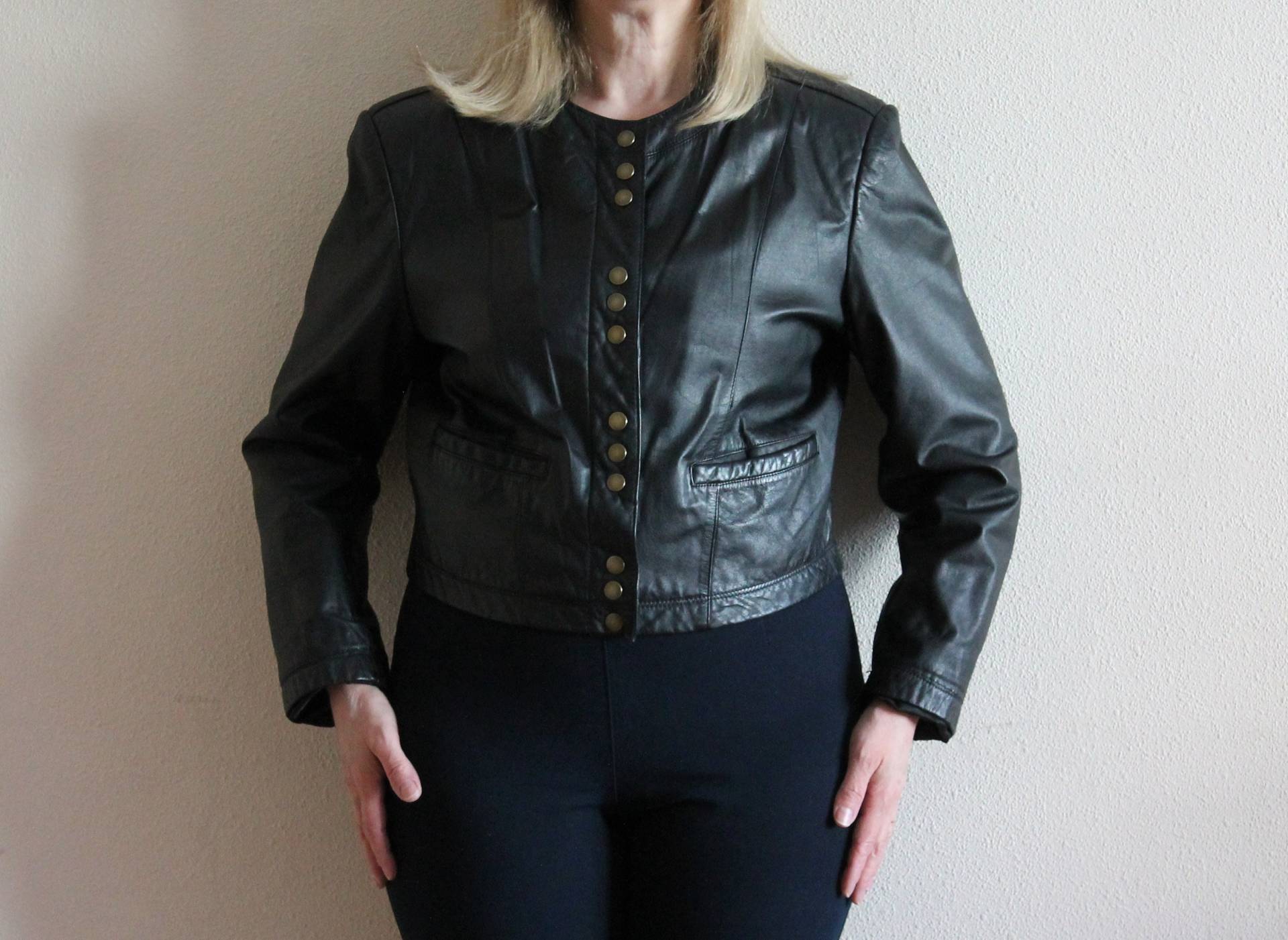 Schwarze Lederjacke Vintage 80Er Jahre Damen Leder Bomberjacke Cardigan Kurze Schulterpolster Mittelgroß von JuJuVintageFinds