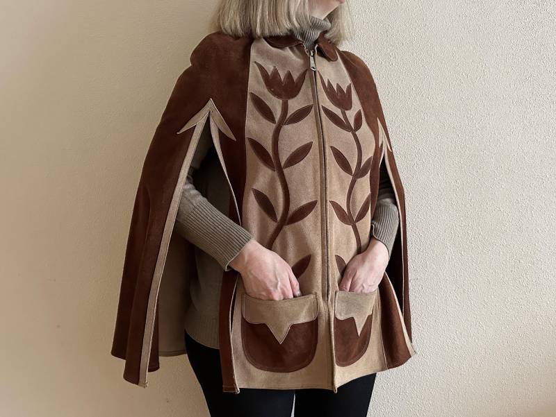 Umhang Folklore Wrap Cape Boho Ethno Poncho Beige Braun Wildleder Zip Up Vintage Accessoires Mantel Oberbekleidung von JuJuVintageFinds