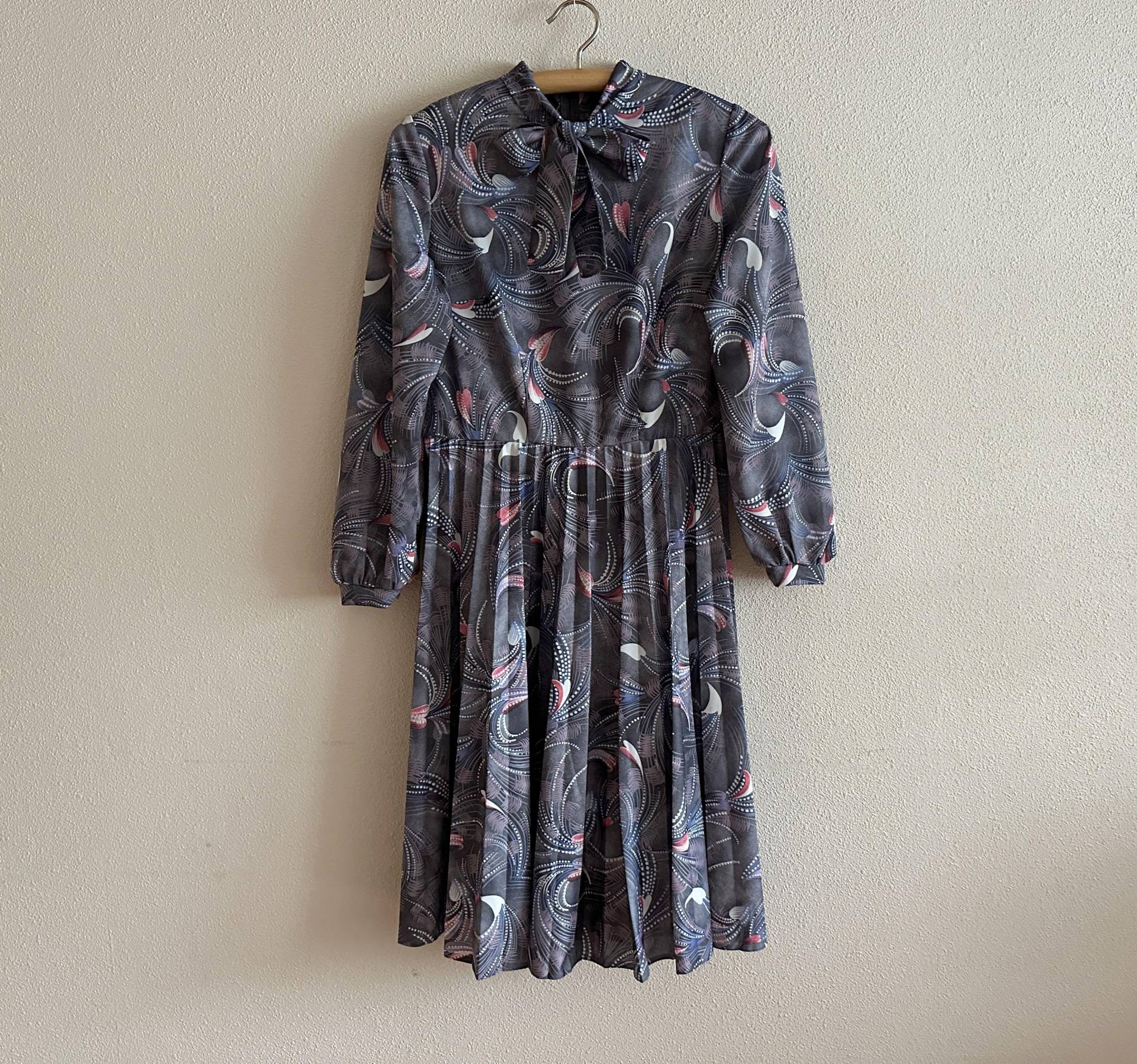 Vintage 80Er Jahre Miss Mary Of Sweden Kleid Graues Akkordeon Plissee Krawatte Ausschnitt Abstrakt Print Langarm Midi von JuJuVintageFinds