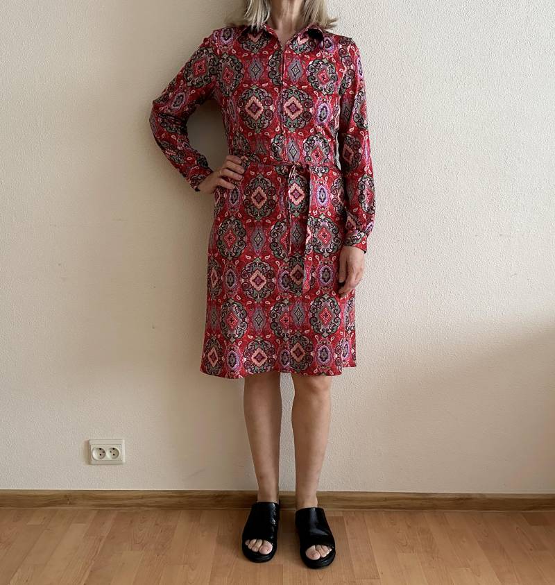 Vintage Kleid Abstrakt Print Rotes Langarm Knielangen Zip Up Gürtel Midi Mittlerer Größe von JuJuVintageFinds