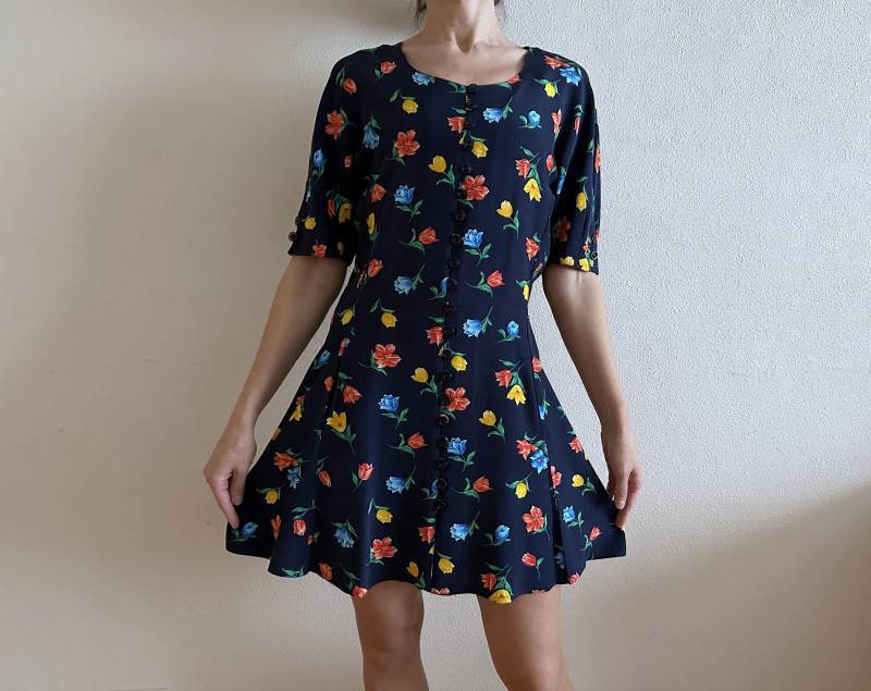 Vintage 1990S Floral Button-Front Dress Kurzarm Viskose Minikleid Navy Blau Mit Bunten Blumen Cottagecore Sommerkleid von JuJuVintageFinds