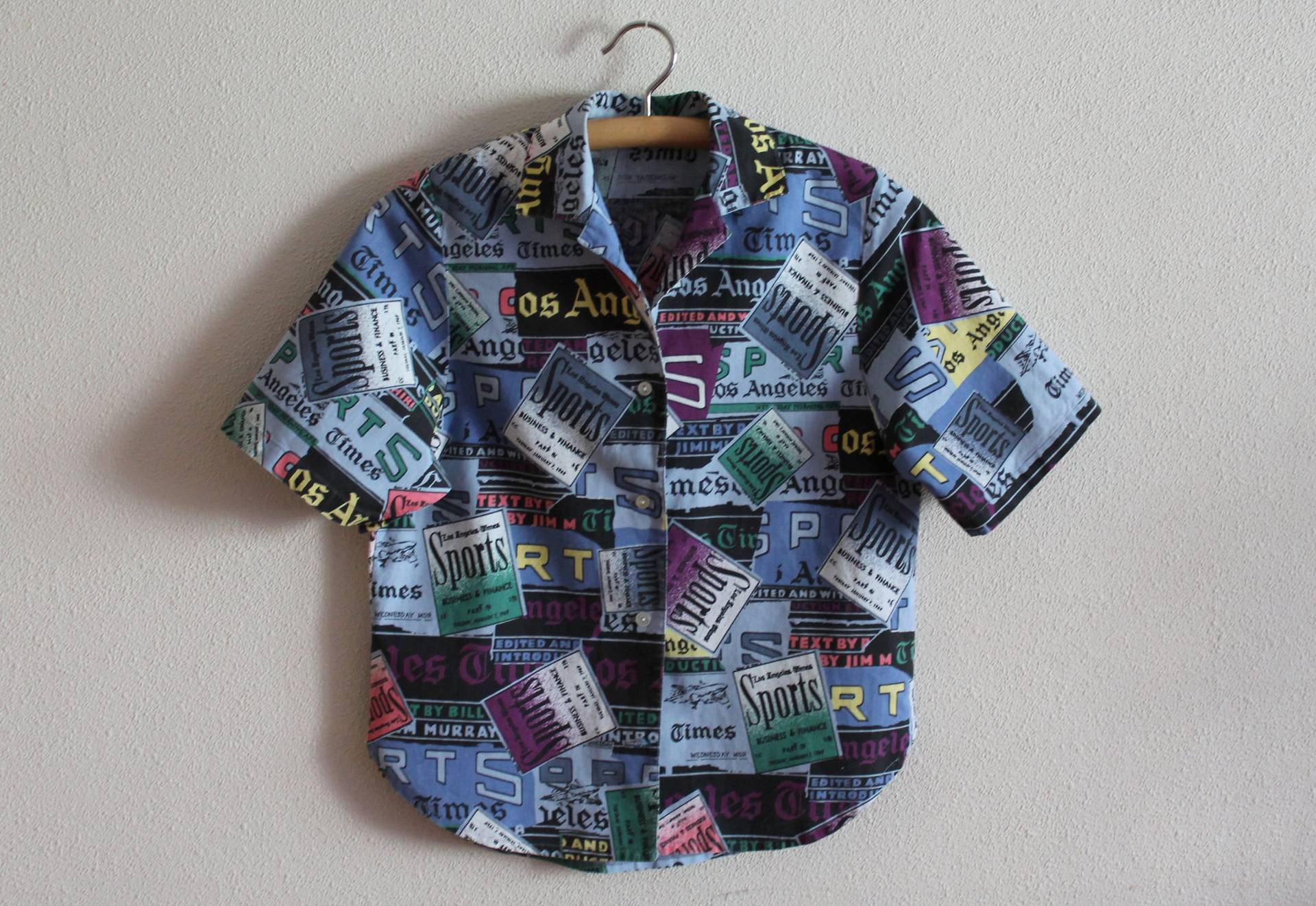 Zeitungsdruck Bluse Damen Hemd Bunte Vintage Kurzarm Top Button Up Usa von JuJuVintageFinds