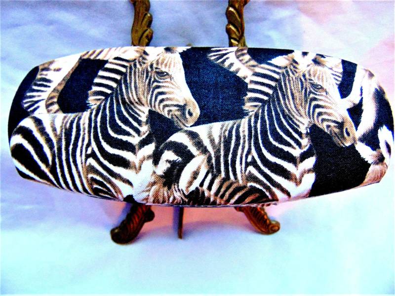 "Unisex Hartleder Brillenetui "Zebra Herde"/Schultertasche Beauty & Accessoire Atemberaubendes Design." von JuLLuJ