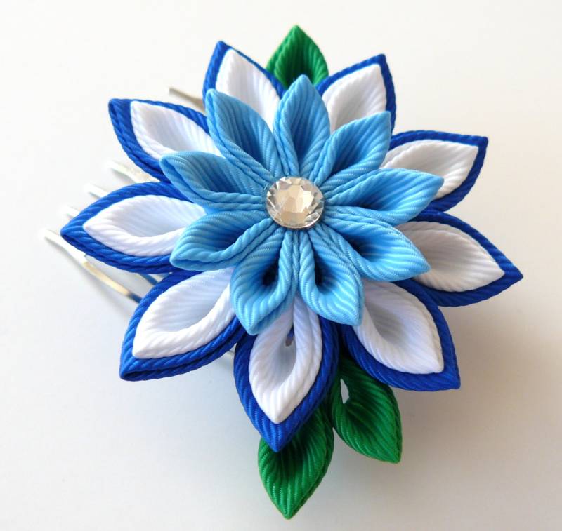 Blauer Kanzashi Stoff Blumen Haarkamm Tsumami Stil Blauer Kanzashi Stoff Blumen Haarkamm Tsumami Stil von JuLVa