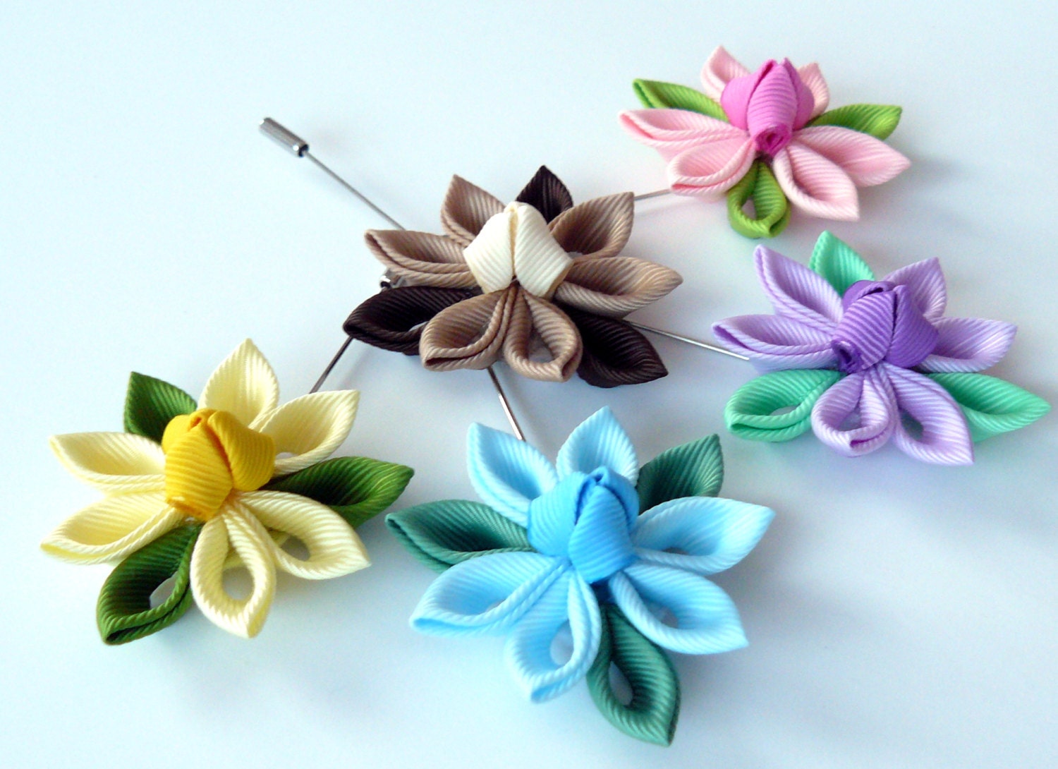 Kanzashi Stoff Blumen Brosche Schleife Anstecknadel Kanzashi Stoff Blumen Brosche Schleife Anstecknadel von JuLVa