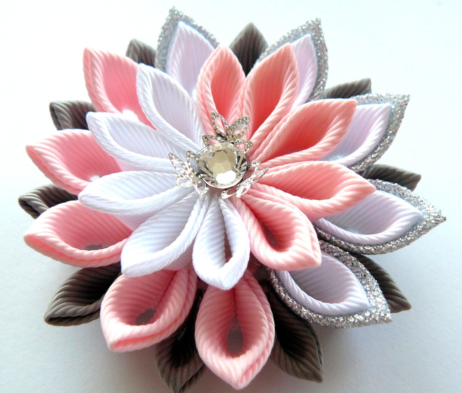 Kanzashi Stoffblumen Brosche. Rosa, Weiß, Grau Und Silber Kanzashi Stoffblumen Brosche. Rosa, Weiß, Grau Und Silber von JuLVa