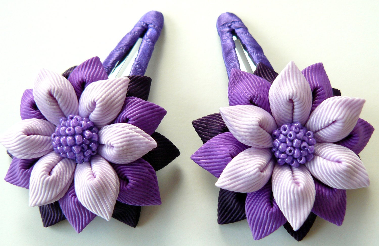 Kanzashi Stoffblumen. Set Von 2 Haarspangen. Pflaume, Lila Und Orchidee Kanzashi Stoffblumen. Set Von 2 Haarspangen. Pflaume, Lila Und Orchidee von JuLVa