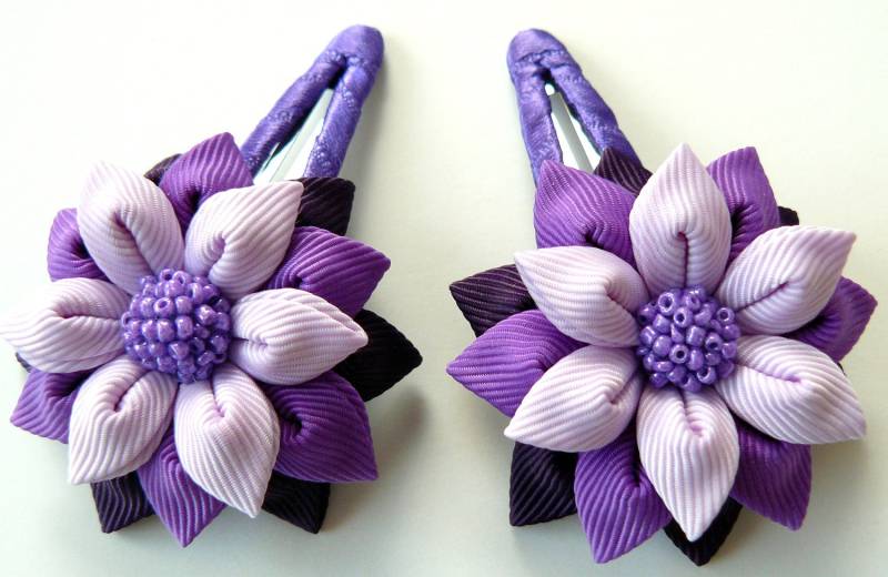 Kanzashi Stoffblumen. Set Von 2 Haarspangen. Pflaume, Lila Und Orchidee Kanzashi Stoffblumen. Set Von 2 Haarspangen. Pflaume, Lila Und Orchidee von JuLVa