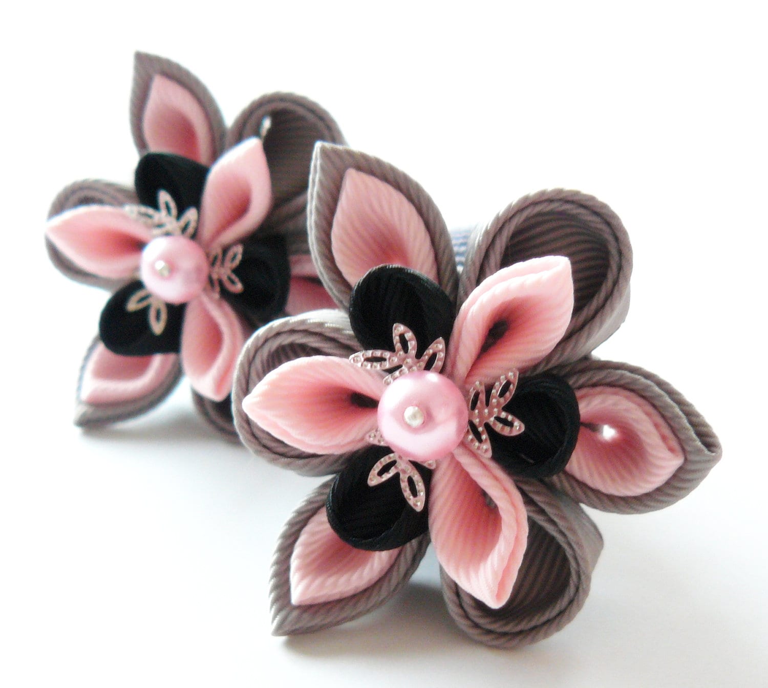 Kanzashi Stoffblumen. Set Aus 2 Pferdeschwänzen. Grau, Lt. Rosa Und Schwarz Kanzashi Stoffblumen. Set Aus 2 Pferdeschwänzen. Grau, Lt. Rosa Und Schwarz von JuLVa
