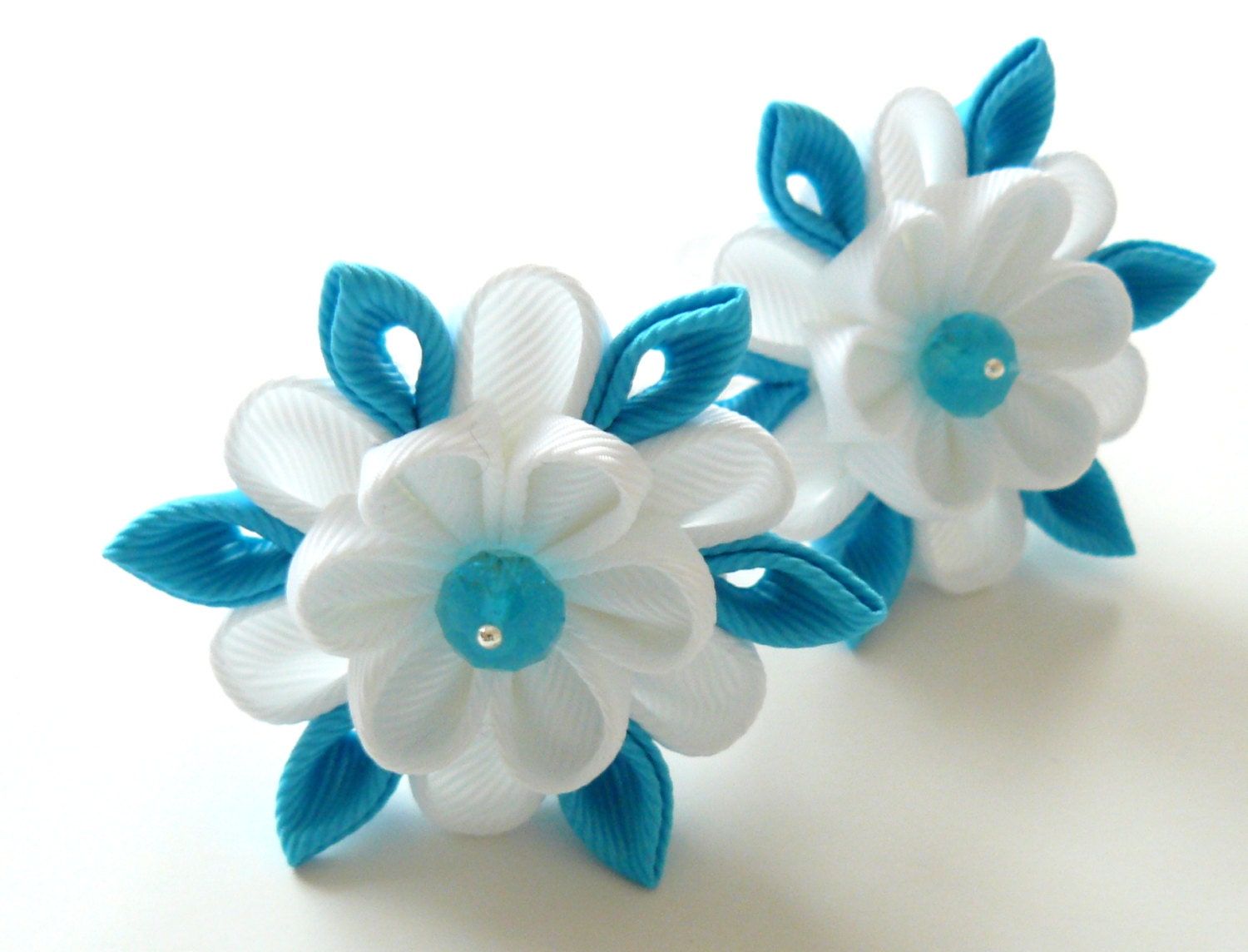 Kanzashi Stoffblumen. Set Aus 2 Pferdeschwänzen. Weiß Und Türkis Kanzashi Stoffblumen. Set Aus 2 Pferdeschwänzen. Weiß Und Türkis von JuLVa